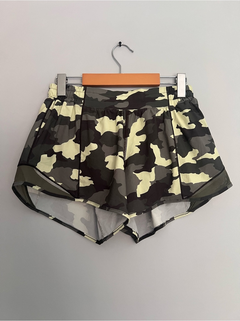 Lululemon Hotty Hot Low Rise Short 4" Heritage 365 Camo Crispin Green Size 8